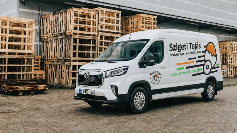 A Szigeti Tojás elektromos kisteherautója a telephelyen